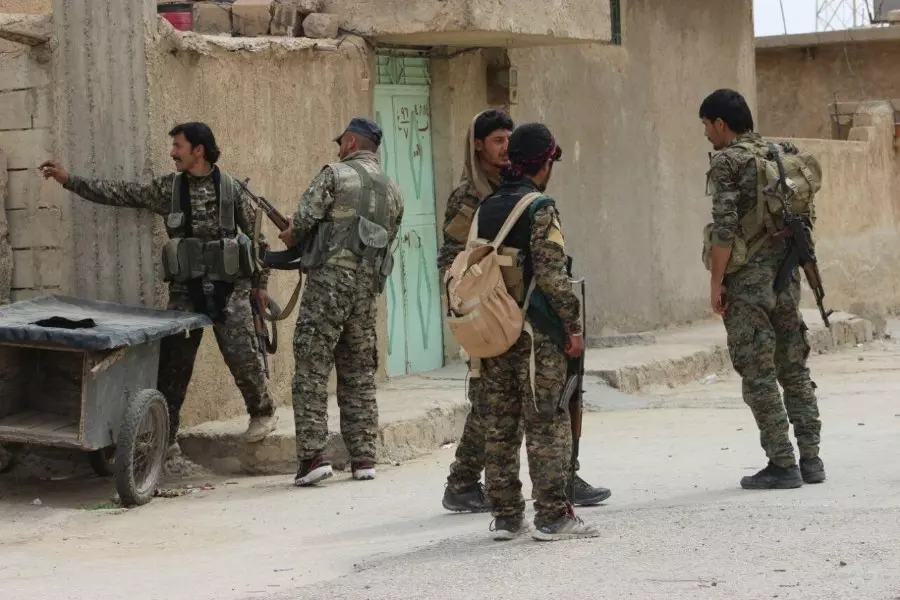 "ب ي د" يعتقل 13 شخصا بينهم أطفال بعد عمليات دهم بريف الرقة