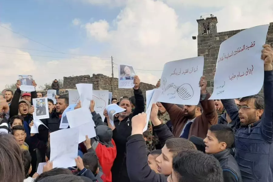 في بصرى الشام بدرعا.. أصوات غاضبة تنادي بخروج المعتقلين وتتضامن مع إدلب (صور)