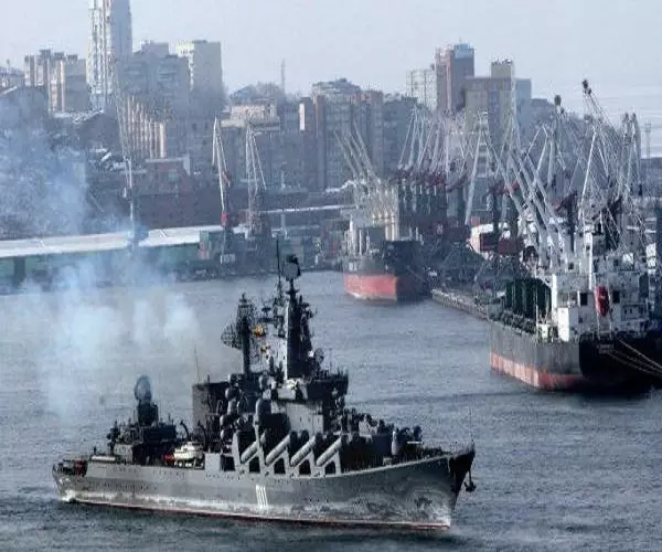 الطراد العسكري الروسي "فارياج" عبر قناة السويس في طريقه إلى السواحل السورية