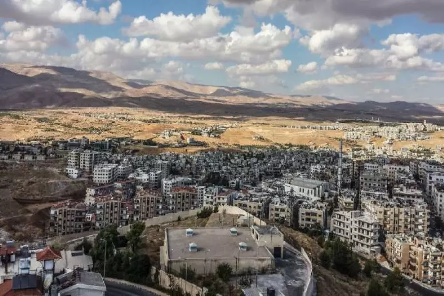 النازحون الفلسطينيون يشتكون من انتشار قوات الأسد في شوارع وساعات قدسيا