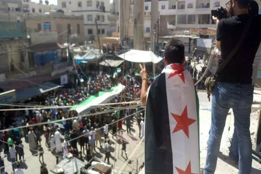 بعد خطباء المساجد في أطمة .... تحرير الشام تداهم مدينة الدانا وتعتقل رافضين لرفع علمها في المظاهرات الشعبية