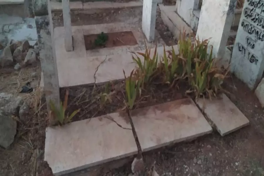 "التعفيش" يطال شواهد القبور في مخيم النيرب بحلب