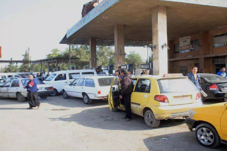 غليان شعبي في مناطق سيطرة النظام .. غياب للوقود والخدمات والحكومة تلقي اللوم على العقوبات