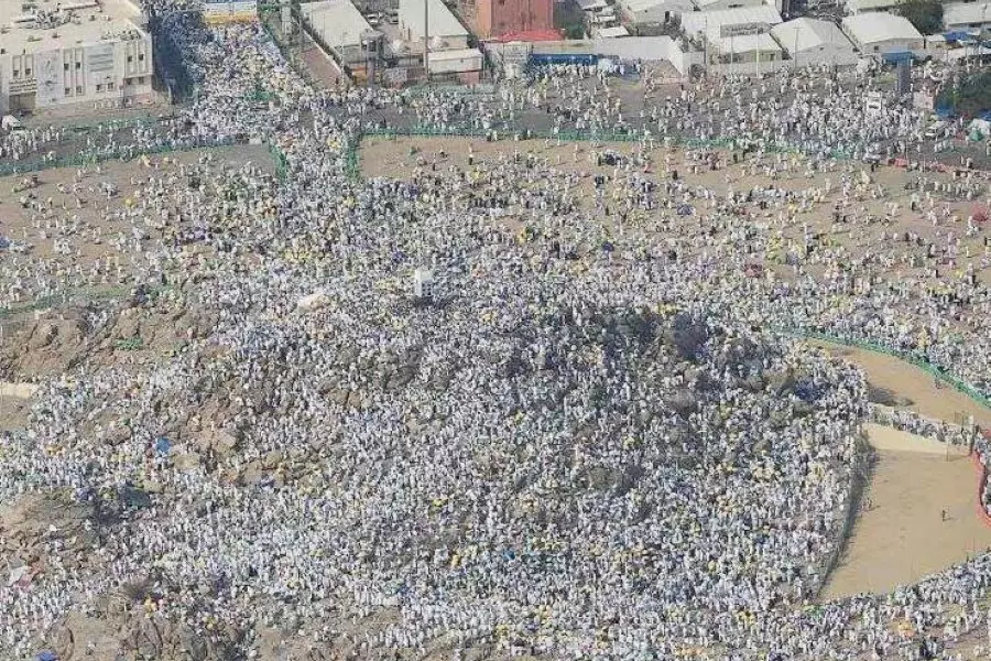 نحو مليوني حاج يؤدون ركن الحج الأعظم بالوقوف على صعيد عرفات