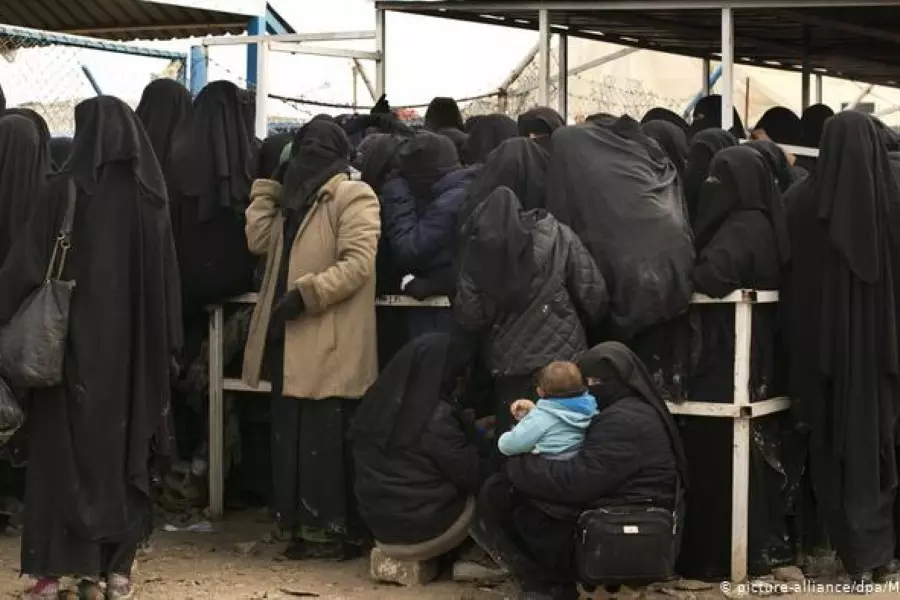 سبقها عدة دفعات ... نحو 100 عائلة من المحتجزين لدى "قسد" تغادر "مخيم الهول"