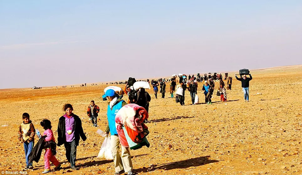 نعم يعبرون ٤٠٠ كم في الصحراء ...نازحوا درعا يتجهون لحدود تركيا بعد اغلاق شبه تام لابواب الأردن