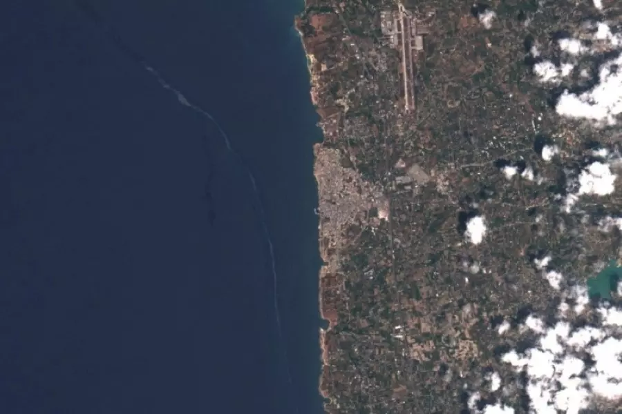 ولاية مرسين التركية تعلن بدء جهود تنظيف آثار التسرب النفطي القادم من سوريا