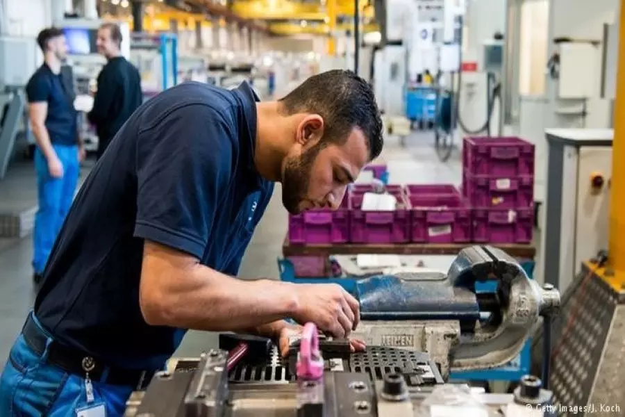 مسؤول تركي يسلط الضوء على معاناة السوريين وظروف عملهم القاسية في تركيا