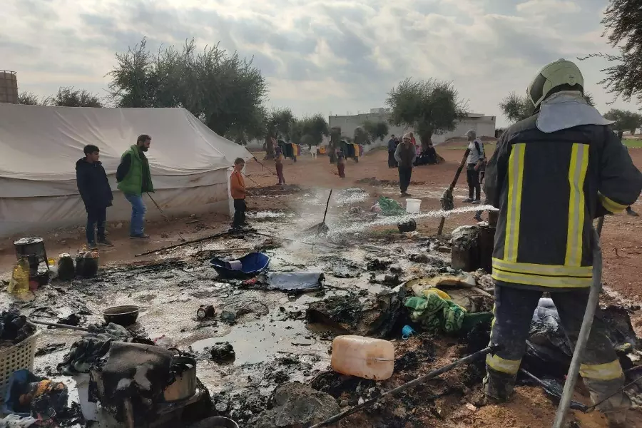 وفاة طفل "معاق" متأثراً بإصابته بعد حريق أتى على خيمة نزوحهم شمالي حلب