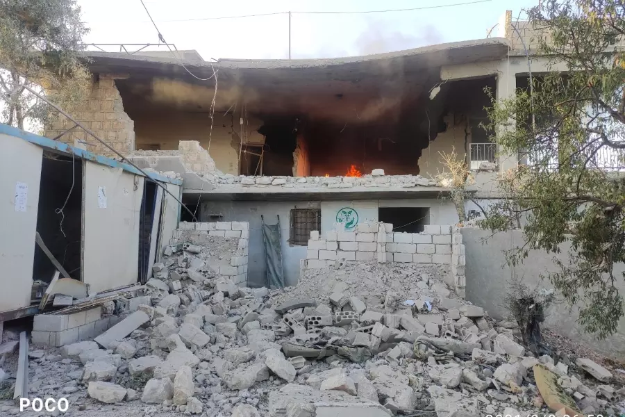 قصف مدفعي روسي يُدمر النقطة الطبية الوحيدة بجبل الزاوية ويوقع شهيدة