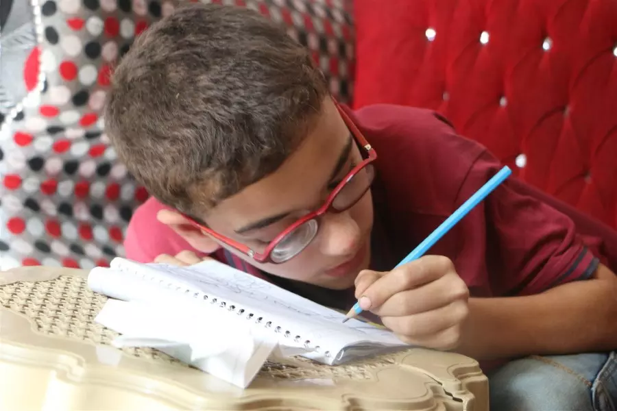 مُعذباً مُهجراً لا يملك شيء… عارضاً كليته للبيع لإنقاذ عيني طفله في إدلب (حالة إنسانية)