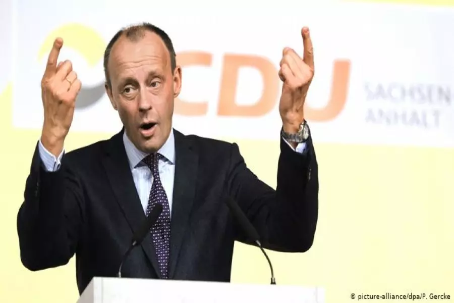 مرشح محتمل لخلافة ميركل يعارض قبول لاجئين من المخيمات في اليونان والبوسنة