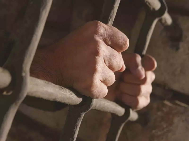 معتقلون .... للبيع