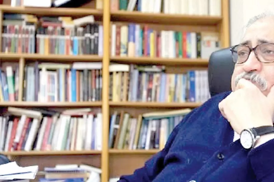 ترك إرثاً ثقافياً كبيراً ... صحافيون وكُتاب ينعون وفاة الكتاب السوري "رياض الريس"