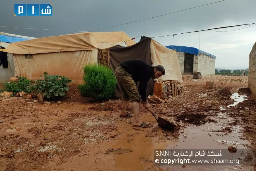 تعيش كل خيمة ألمها ومعاناتها ... الأمطار تُغرق مخيمات النازحين شمالي إدلب