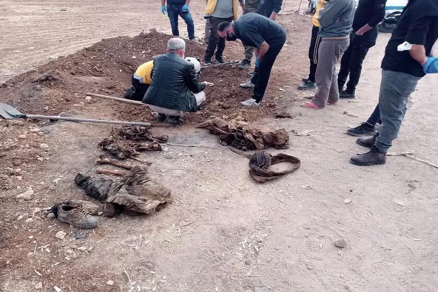 الكشف عن مقبرتين جماعيتين بريفي حلب ودير الزور تضم رفات نحو 30 ضحية