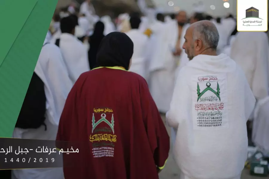 حجاج بيت الله الحرام يرمون الجمرات في أول أيام عيد الأضحى