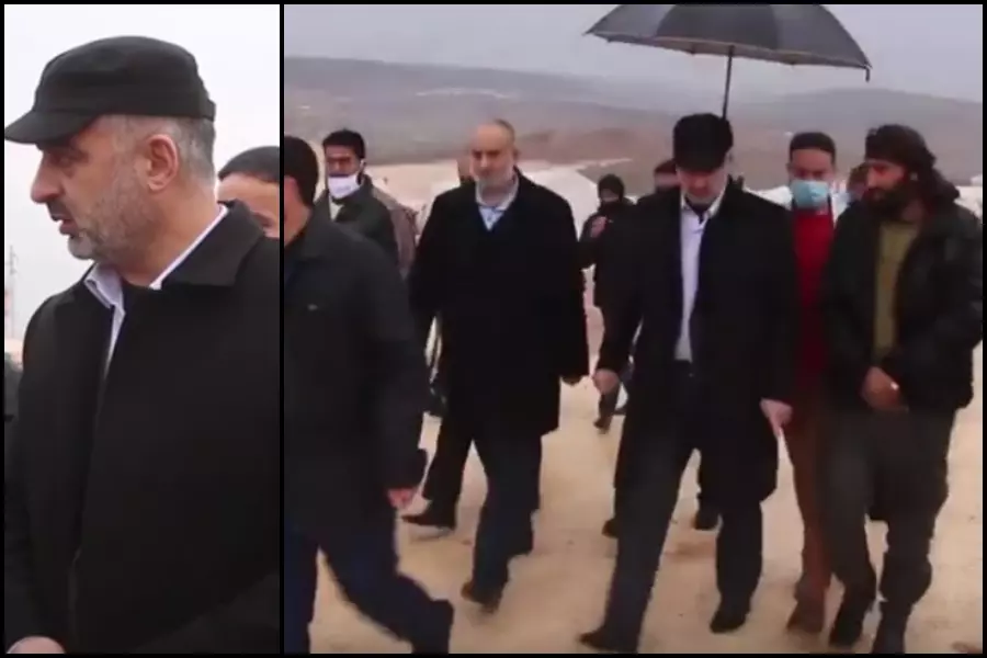 بشمسية ومرافقة شخصية .. رئيس "الإنقاذ" يعرض خدماته على مخيمات غمرتها الأمطار بإدلب