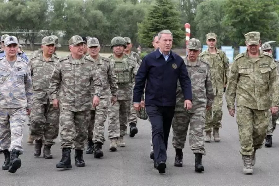 وزير الدفاع التركي وقادة الجيش يتفقدون الوحدات العسكرية على الحدود مع سوريا