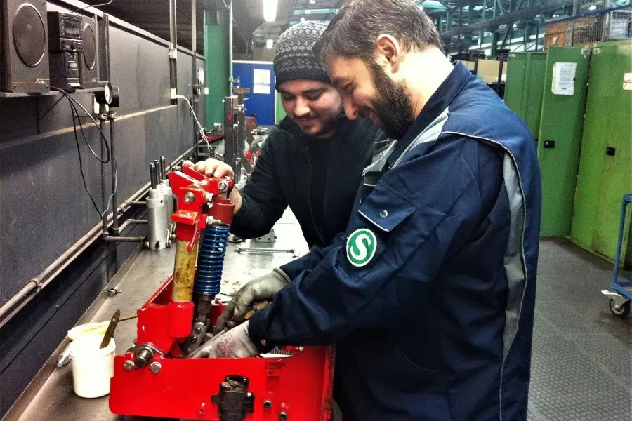 بينهم لاجئون سوريون ... معهد ألماني: 35 بالمئة من الواصلين إلى ألمانيا منذ 2015 يمارسون عملا حالياً