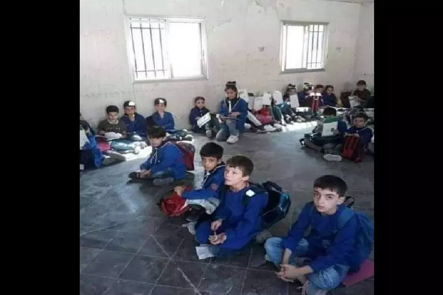 مع انعدام إجراءات الوقاية من "كورونا" .. طلاب يفترشون الأرض في مدرسة بحلب