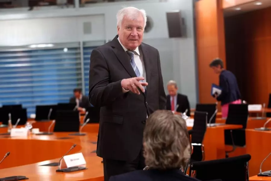 وزير الداخلية الألماني يرفض استقبال الولايات الألمانية لاجئين من اليونان بشكل منفرد