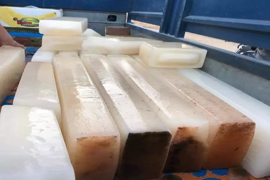 "حكومة" منفصلة عن الواقع .. الإنقاذ" تنفي أزمة "الثلج" المتفاقمة بإدلب