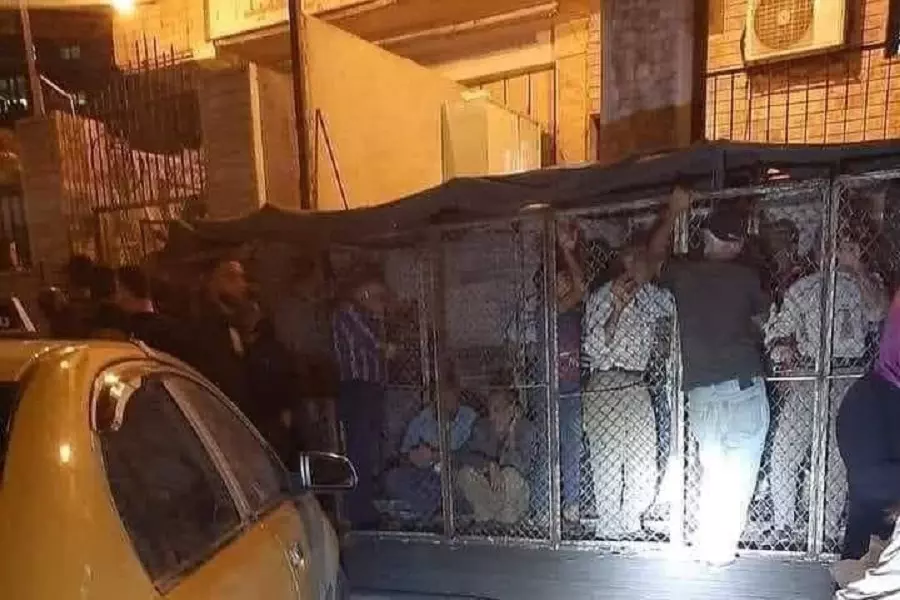 بطريقة مُهينة .. النظام يبتكر "الأقفاص" بدواعي تنظيم طوابير الخبز بدمشق ..!!