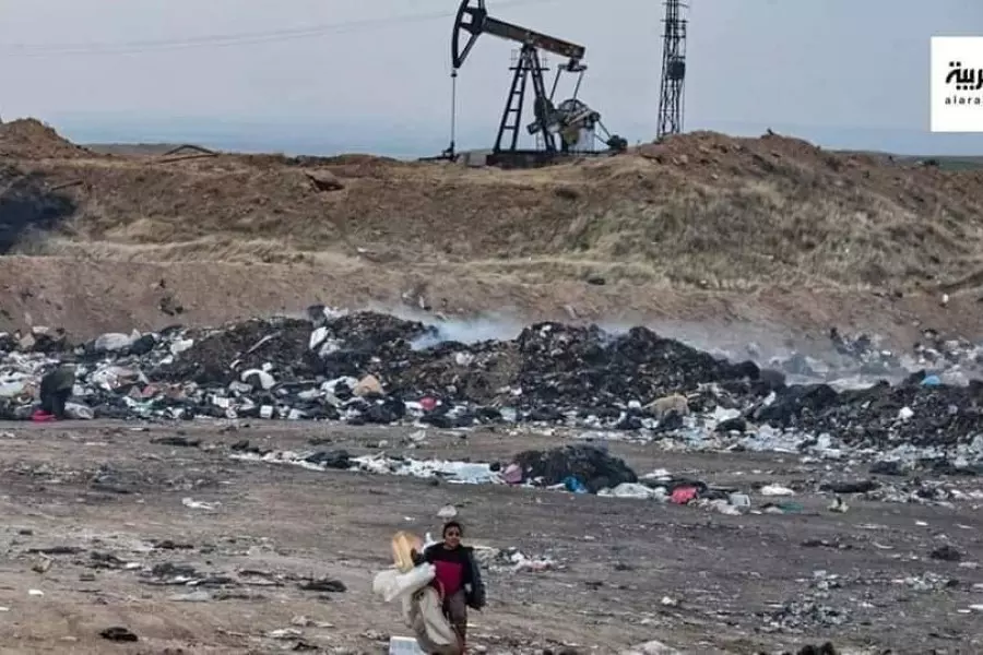 بالقرب من "حقل نفط" .. سوريون يبحثون عن قوت يومهم بمكبّ للنفايات في الحسكة