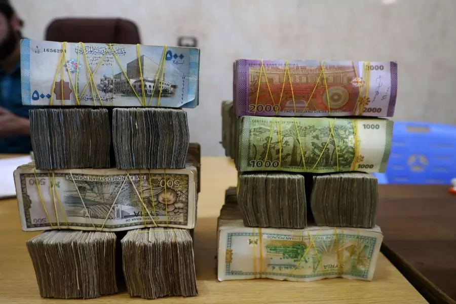 بغرامات مالية طائلة .. محاكم النظام تسجل مئات القضايا بـ "جرم التعامل بغير الليرة"