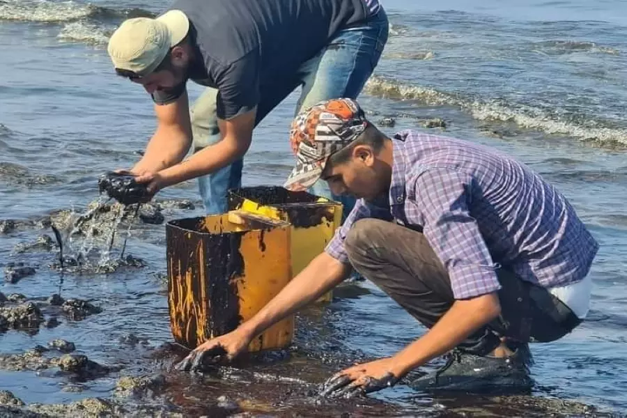 النظام يزعم تخصيص الملايين .. سخرية من آلية معالجة التلوث النفطي في الساحل السوري