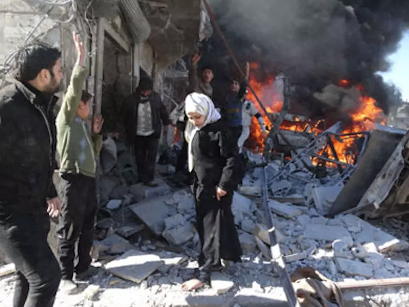 بين صورتين وعنفين ومعسكرين