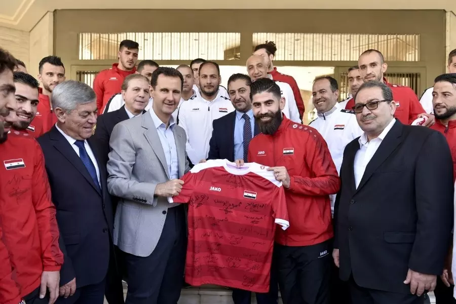 طرد للاعب ونسيان جوازات سفر بدمشق .. "منتخب البراميل" يتخبط قبل ساعات من مواجهة الإمارات