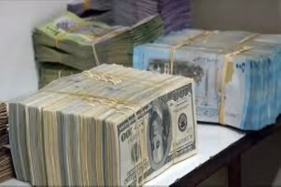شركات الصرافة لدى النظام تحدد الدولار للتجار والصناعيين بسعر 3290 ليرة سورية