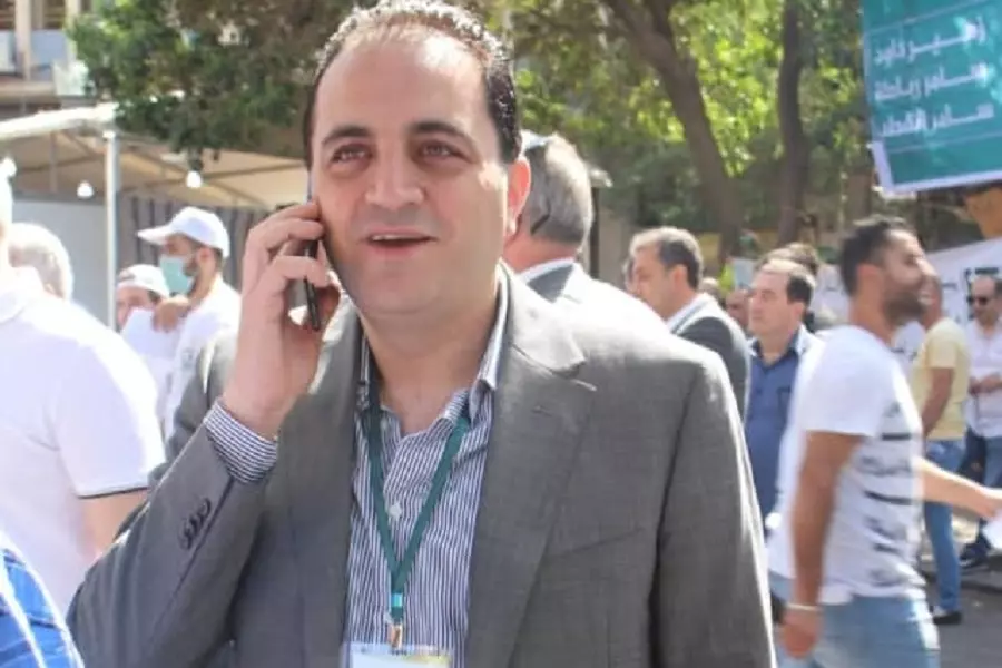 رجل أعمال معاقب أمريكيًا يهاجم الراغبين بالهجرة من مناطق سيطرة النظام