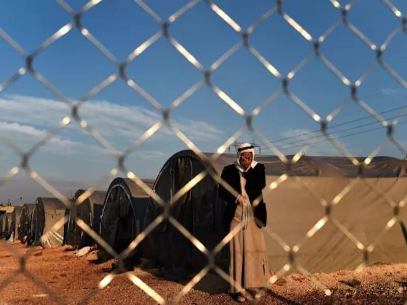 العالم المنشغل بسورية عنها