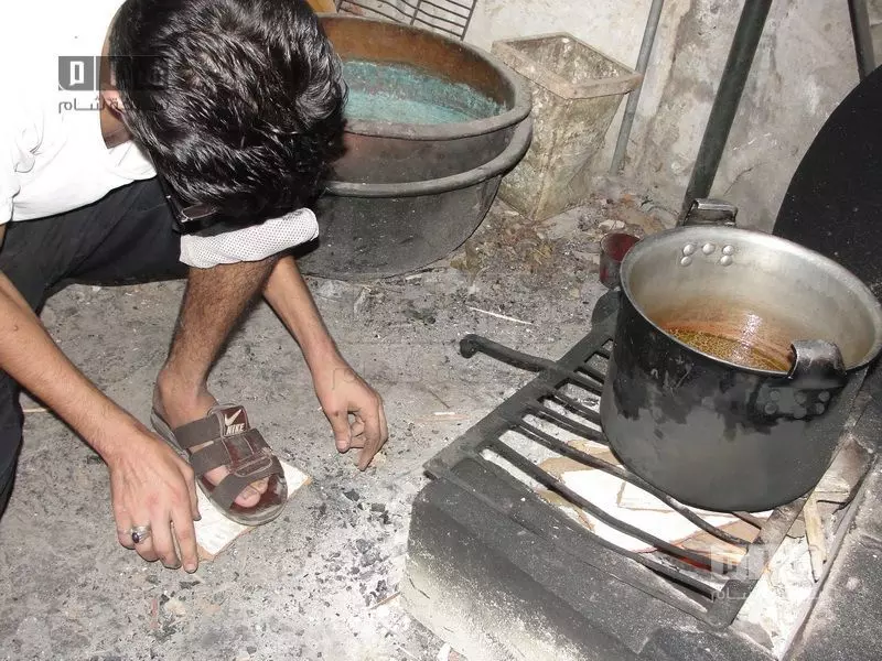 دخول مواد إغاثية لـ.. "حي الوعر" الذي يشيّع شهيدين جديدين