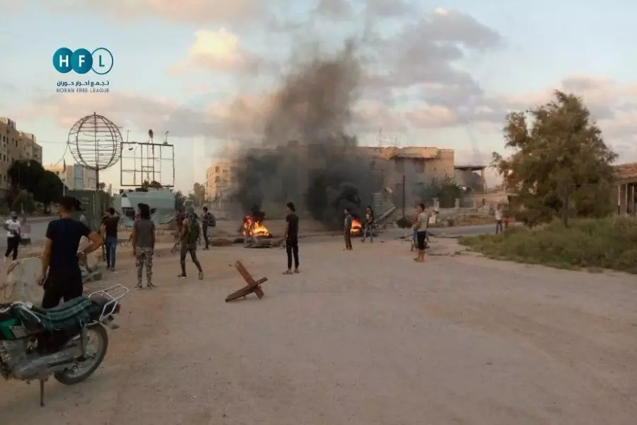 أهالي مدينة درعا ينظمون وقفة احتجاجية لمطالبة النظام بالإفراج عن المعتقلين