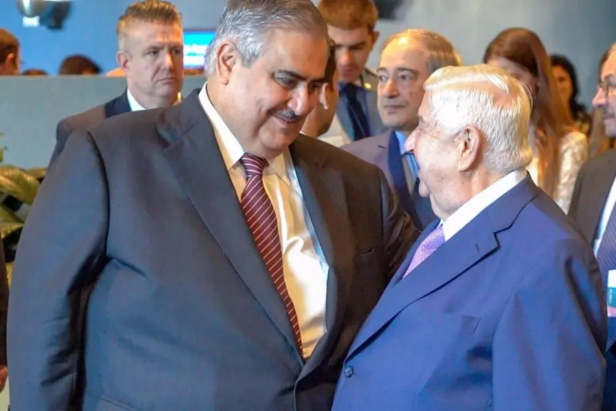 للخروج من العزلة ..... لقاء ومصافحة حارة بين وزيري خارجية النظام والبحريني في نيويورك