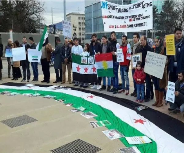 السوريون يتظاهرون أمام مقر المفاوضات في جنيف