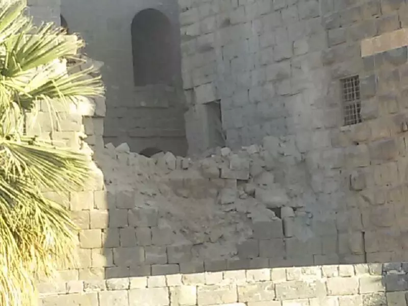 مروحيات الأسد تلقي بالبراميل المتفجرة على قلعة بصرى الشام .... وتضرر أحد أبراج القلعة