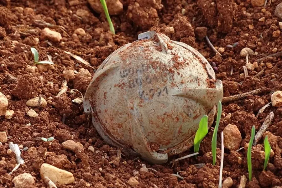 أول ضحية بمخلفات الأسد وروسيا لعام 2021... شهيد طفل بانفجار عنقودية بسرمين