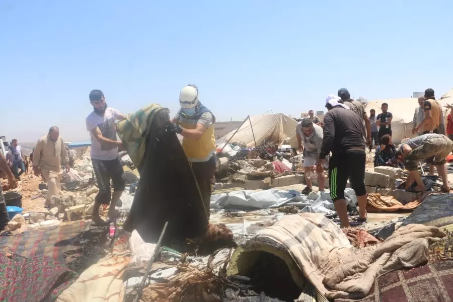 مع ارتفاع درجات الحرارة .. حريق جديد يلتهم عددة خيام للنازحين شمالي إدلب