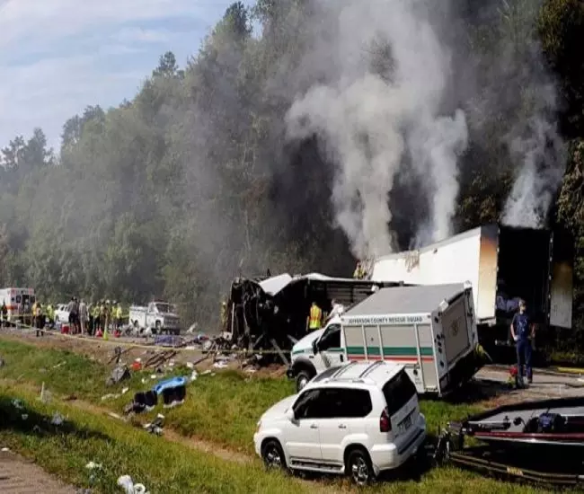 إصابة 10 لاجئين سوريين في إنقلاب حافلة في المجر