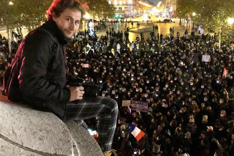 خلال مظاهرات في باريس.. الشرط الفرنسية تضرب مصور سوري أثناء تغطيته الصحفية