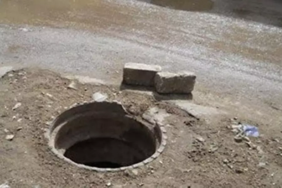 اختفاء "300" غطاء معدني للصرف الصحي في حماة بقيمة عشرات الملايين .. وحلّال مشاكل بنظام الأسد يبتدع حل..!!