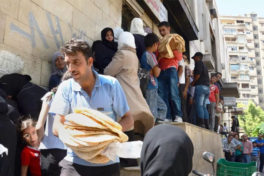 تخبط في القرارات مع تفاقم الأزمة ... آلية جديدة لتوزيع الخبز بمناطق النظام