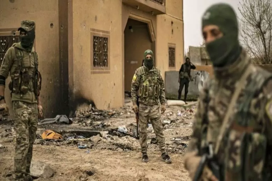 هروب أحد شرعيي داعش السابقين من عملية مداهمة لـ "قسد" والتحالف بديرالزور