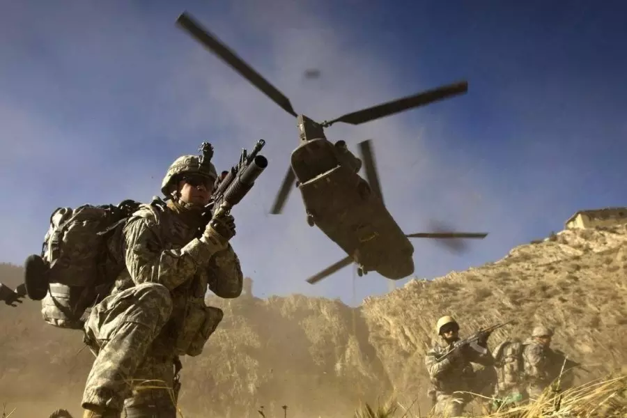 مقتل قيادي مقرب من "البغدادي" بعملية إنزال جوي للتحالف بريف دير الزور