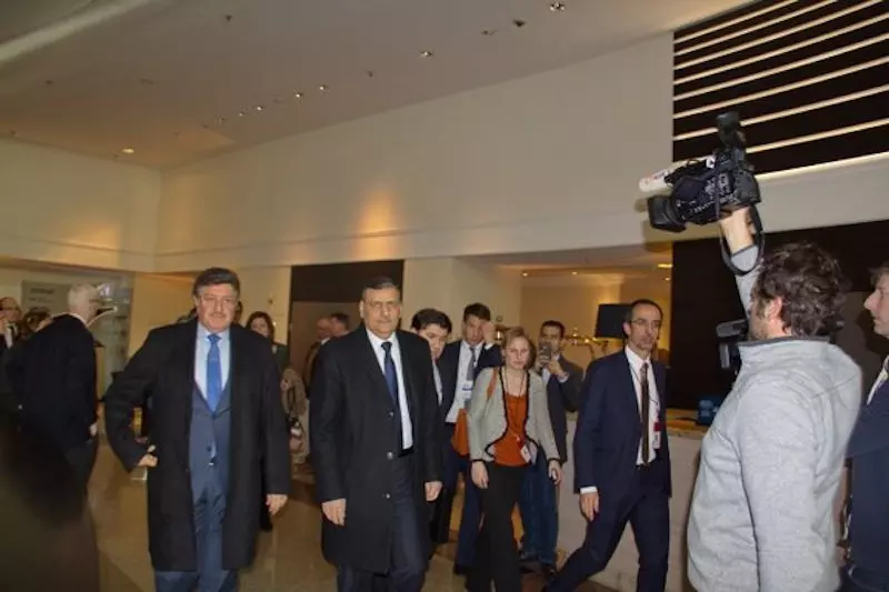 هدنة مؤقتة و لجنة للتنفيذ ابتداء من السبت .. حجاب :لاوقف دائم لاطلاق النار حتى الاطاحة بنظام الأسد